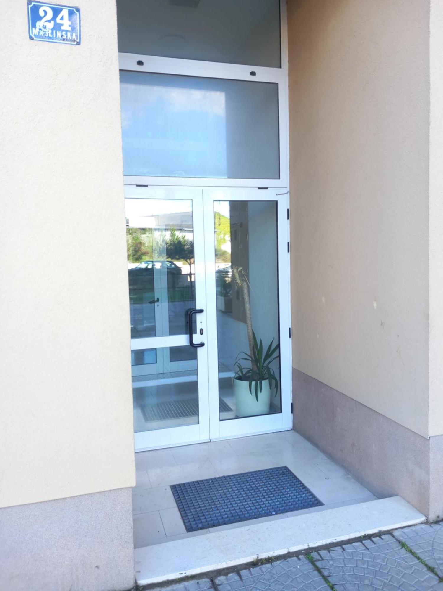 Apartment Harmony - Pleasant And Comfortable Place With A Balcony And A Secured Garage Split Exteriör bild